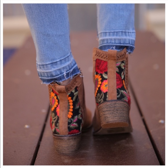 Camel Embroidered Open Toe Bootie - Picture 4 of 5